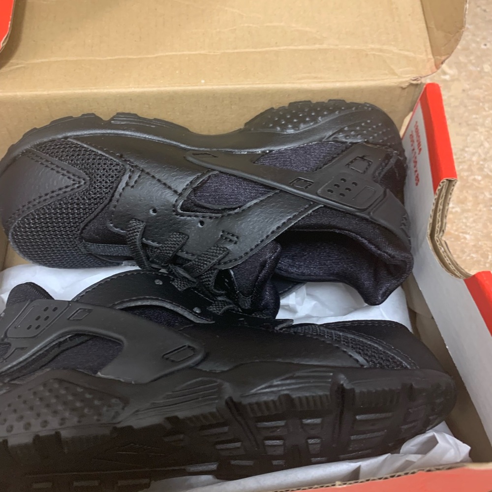 Brand New nike huarache size 10C